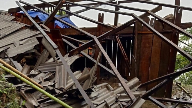 Dông lốc ở Cao Bằng khiến 1 người bị thương, gần 100 ngôi nhà hư hại