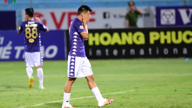 VIDEO: 2 pha bỏ lỡ không tưởng của Văn Quyết trước khung thành Sài Gòn FC