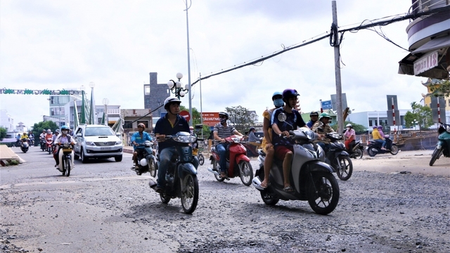 Người dân Sóc Trăng than trời vì “con đường đau khổ” suốt 2 năm qua