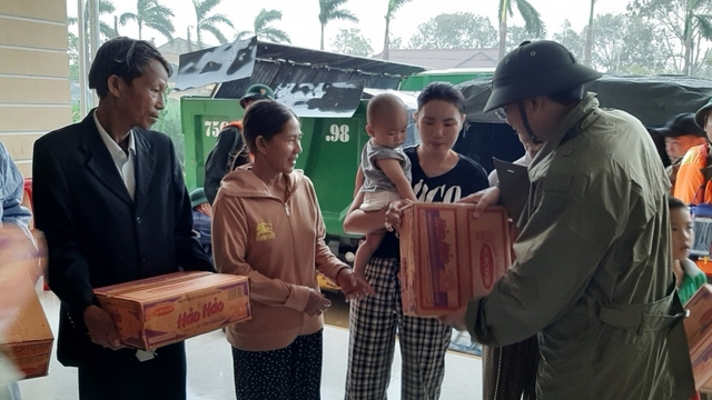 Đồng bào cả nước hướng về "khúc ruột" miền Trung
