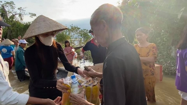 Thủy Tiên lội nước đi cứu trợ người dân vùng lũ ở Thừa Thiên Huế