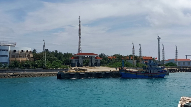 Bàn giao tàu BĐ 91388TS bị thả trôi trên biển cho các cơ quan chức năng