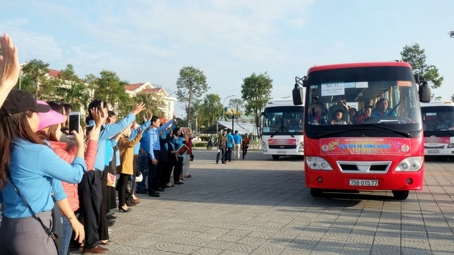 Tặng 3000 vé máy bay, vé xe miễn phí cho sinh viên, công nhân về quê đón Tết