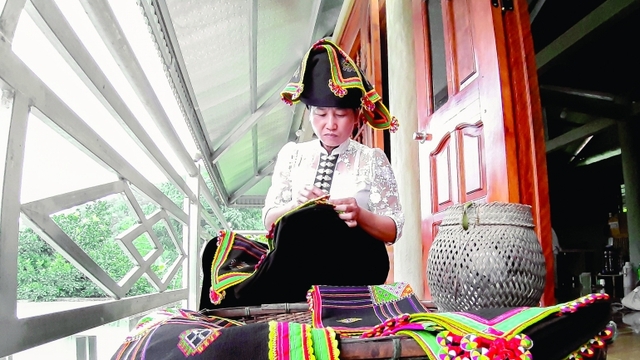 Sắc màu thổ cẩm trước thềm xuân