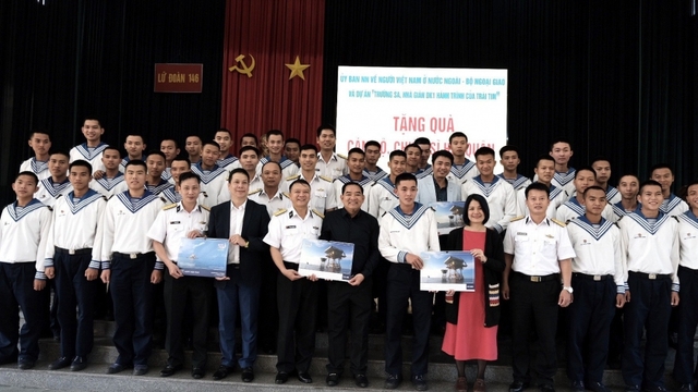 Dự án Trường Sa cấp hàng trăm suất học bổng cho con em chiến sỹ