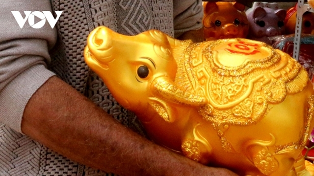 Buffalo-shaped ceramics go on sale ahead of Tet