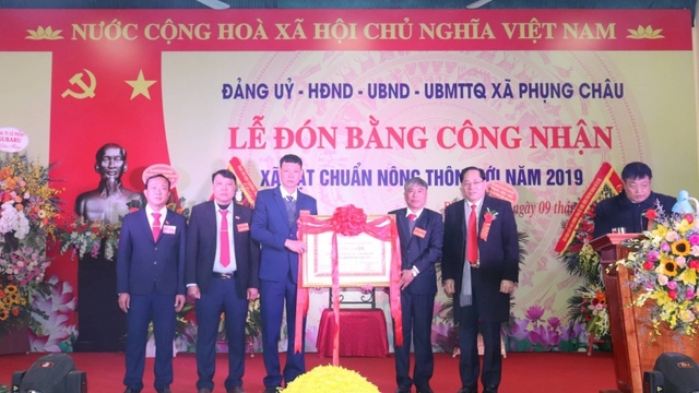 Xã Phụng Châu, Chương Mỹ, Hà Nội đón nhận bằng công nhận xã đạt chuẩn nông thôn mới