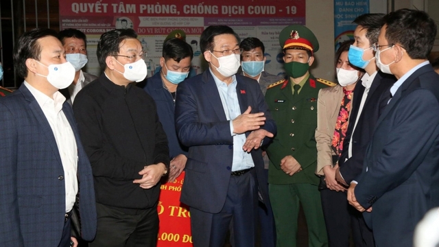 Bí thư Thành ủy Hà Nội kiểm tra đột xuất khu cách ly tại trường Tiểu học Xuân Phương