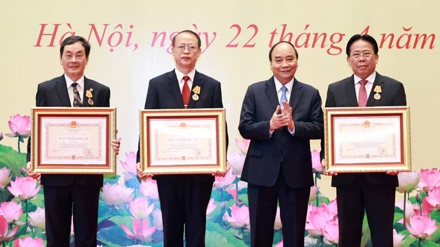 Chủ tịch nước trao danh hiệu Anh hùng Lao động và Huân chương cho nhà khoa học