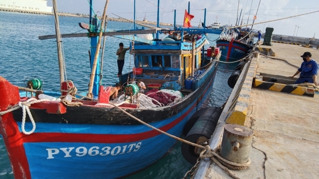 Bộ đội Trường Sa kịp thời khắc phục sự cố trên biển cho hai tàu cá Phú Yên