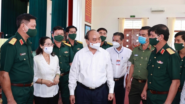 Chủ tịch nước Nguyễn Xuân Phúc tiếp xúc cử tri Thành phố Hồ Chí Minh