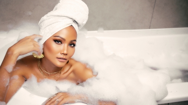 Chuyện showbiz: Hoa hậu H’Hen Niê tạo dáng gợi cảm trong bồn tắm