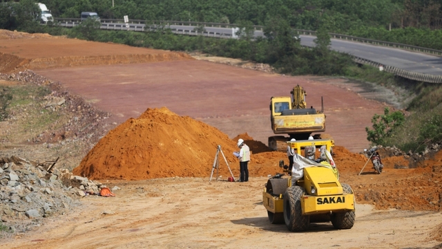 Dịch COVID-19 “tàn phá”, thi công cao tốc Bắc – Nam gặp khó