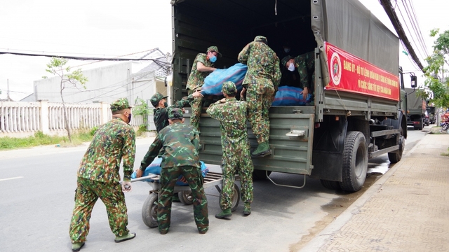 Quân khu 9 mua nông sản ở Sóc Trăng hỗ trợ bà con TP.HCM