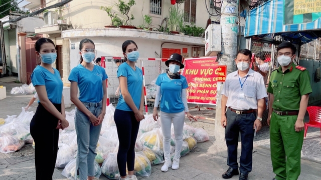 Tiểu Vy, Phương Anh và “bà trùm Hoa hậu” chi viện lương thực cho lao động nghèo