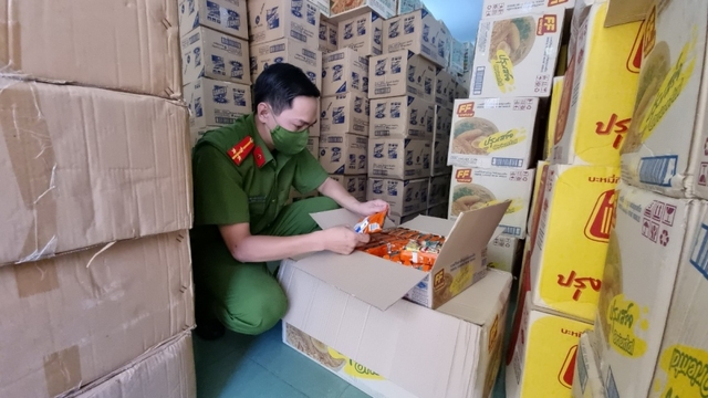 Kiên Giang bắt quả tang xe tải luồng xanh vận chuyển hàng lậu