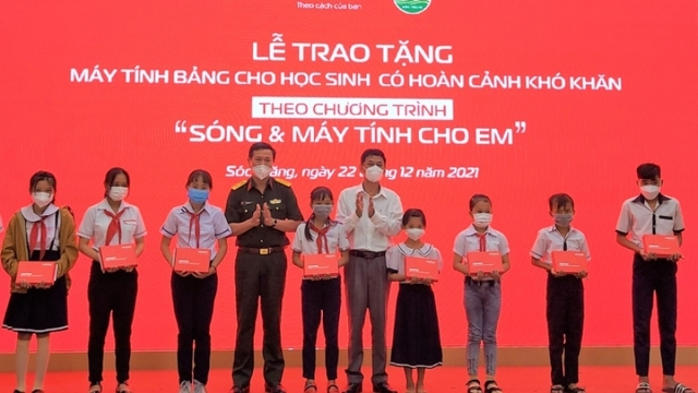 Trao 12.785 máy tính bảng cho học sinh nghèo, có hoàn cảnh khăn ở tỉnh Sóc Trăng