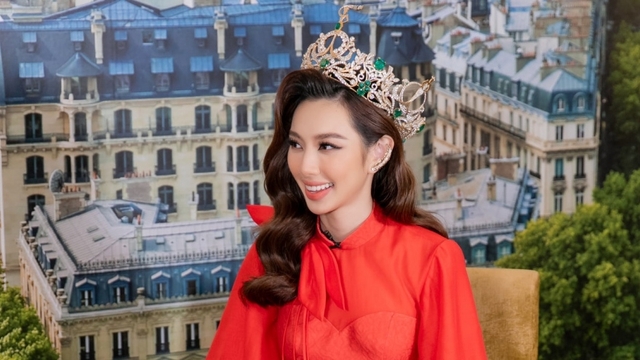 Hoa hậu Thùy Tiên diện áo dài Tết đỏ rực, đeo vương miện đắt giá dự sự kiện