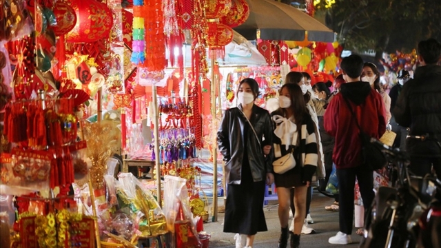 Traditional Tet market opens in Hanoi