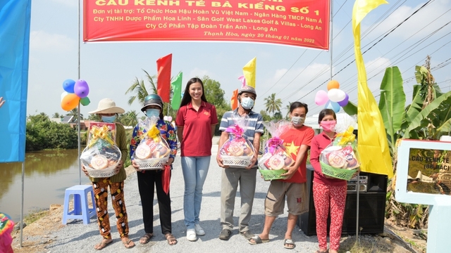 Á hậu Kim Duyên trao tặng 3 cây cầu dân sinh và quà Tết cho người dân nghèo