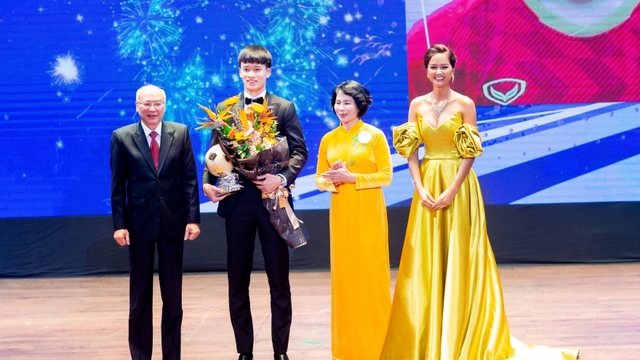 H’Hen Niê khoe vẻ đẹp sang trọng đi trao giải Quả Bóng Vàng