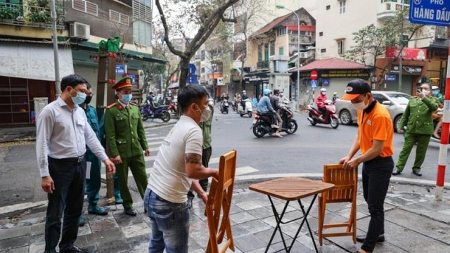 Hà Nội tất bật chỉnh trang đường phố trước giờ mở lại phố đi bộ Hồ Gươm