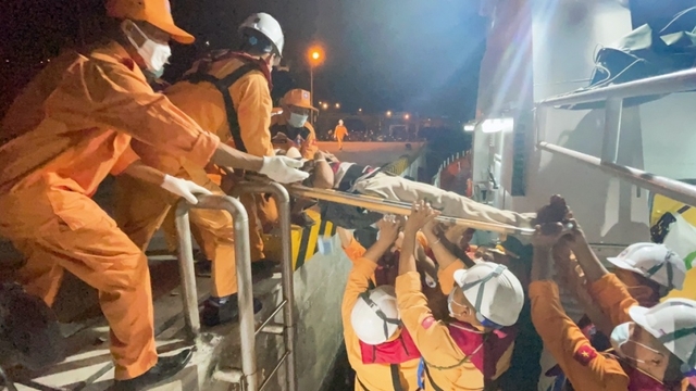 Cứu thành công thuyền viên bị tai nạn lao động gần quần đảo Trường Sa