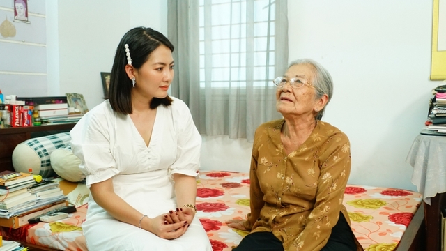 Từng bị xe cán nát tay, NSƯT Phi Điểu vẫn kiên quyết tự lái xe đi diễn ở tuổi 89