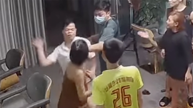 Cho ra khỏi ngành phó công an phường đánh dân