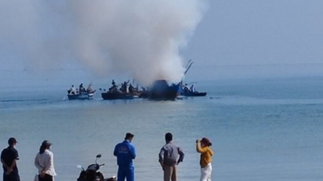 Tàu cá bốc cháy dữ dội khi neo đậu gần bờ