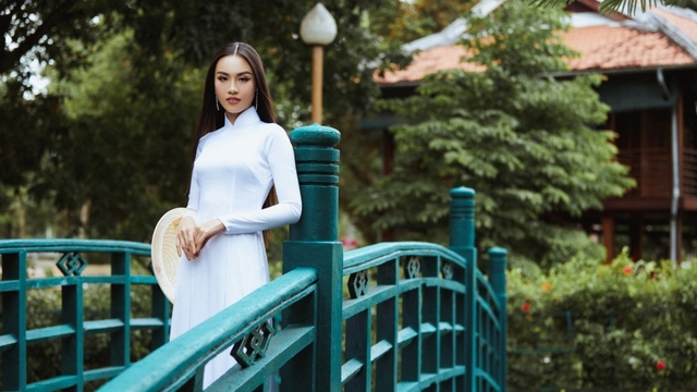 Á hậu Thủy Tiên dịu dàng trong tà áo dài, tự hào quảng bá vẻ đẹp của Đồng Tháp