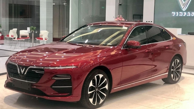 Dừng bán hàng, VinFast vẫn xuất ra hơn 2.000 xe động cơ xăng