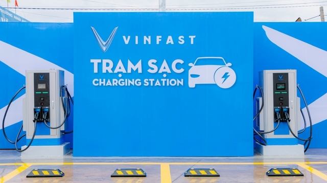 VinFast và Petrolimex khai trương dịch vụ sạc xe điện tại hệ thống của Petrolime