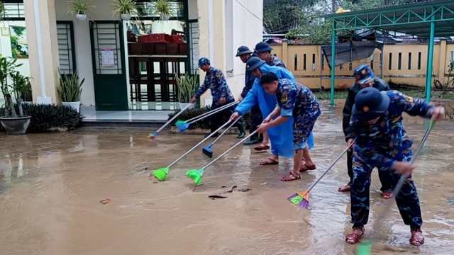 Vùng 3 Hải quân giúp dân khắc phục hậu quả mưa lũ