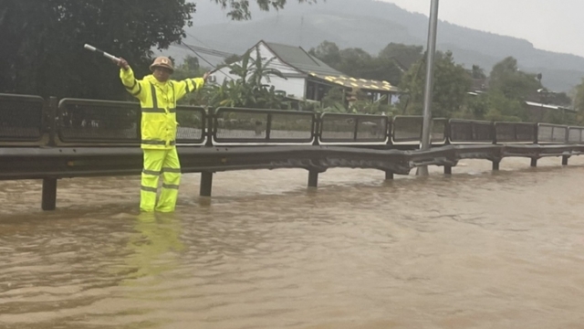 Mưa to, nước ngập Quốc lộ 1A qua xã Lộc Trì, huyện Phú Lộc (Thừa Thiên Huế)