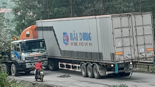 Xe tải quá khổ chở hàng trong thùng tự chế "giả container" náo loạn vùng biên