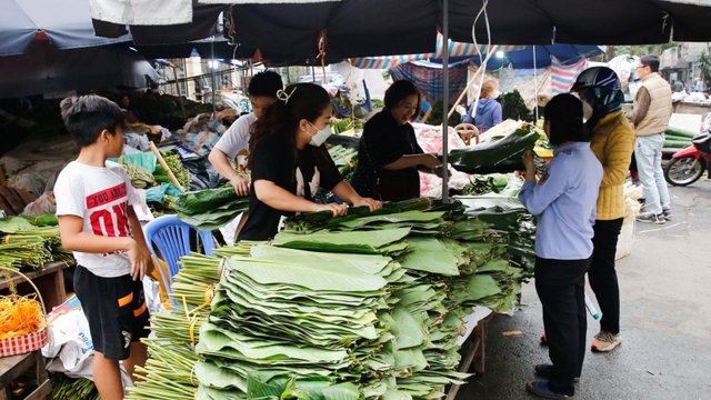 Chợ lá dong lâu đời nhất Hà Nội nhộn nhịp từ sáng đến tối