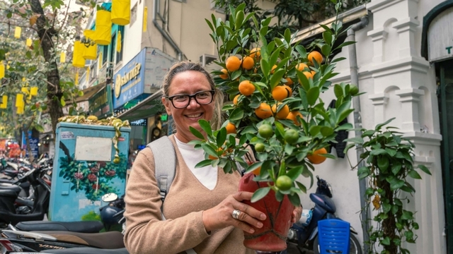 Hang Luoc traditional flower market bustling as Tet draws near