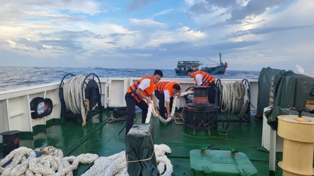 Tàu 474 cứu nạn và lai kéo tàu cá BĐ 96946 TS về bờ