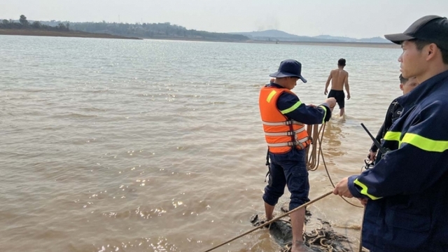 Phụ ba mẹ bắt hến, hai chị em đuối nước thương tâm