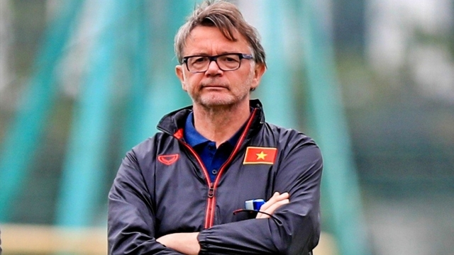 HLV Troussier liên tục nhận tin dữ trước thềm Asian Cup 2023