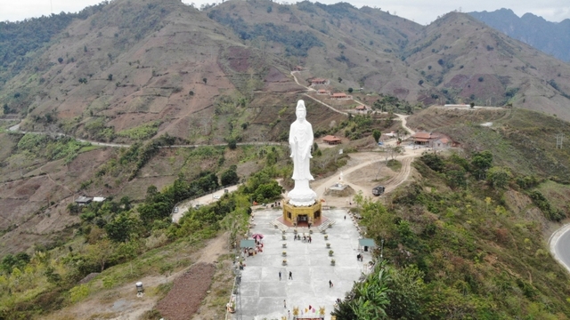 “Biển xanh trong lòng núi” Quỳnh Nhai hút khách du lịch tới Tây Bắc