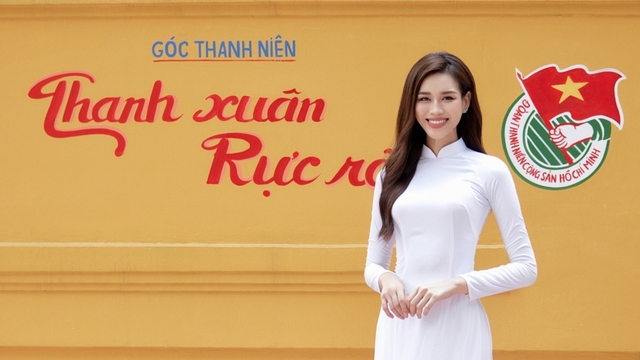Hoa hậu Đỗ Thị Hà mặc áo dài trắng chụp ảnh kỷ yếu