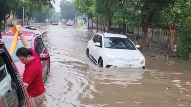 Cộng đồng trầm trồ trước khả năng lội nước “cực đỉnh” của xe điện VinFast