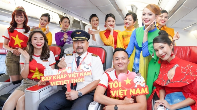 Rộn ràng hình ảnh cờ đỏ sao vàng trên những chuyến bay Vietjet dịp 2/9