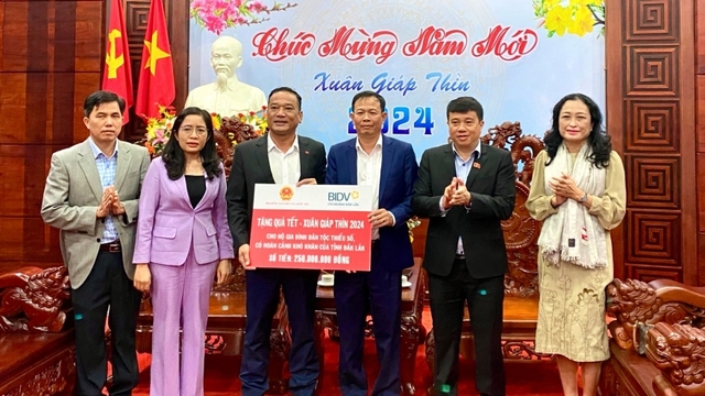 Chủ tịch Hội đồng dân tộc của Quốc hội tặng quà Tết tại Đắk Lắk
