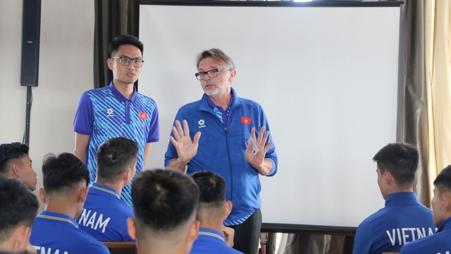 HLV Troussier tổ chức ''họp khẩn'' khi ĐT Việt Nam đến Qatar