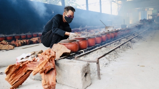 Vu Dai village braises fish in clay pots for Tet treat