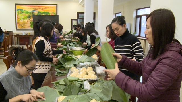 Cộng đồng người Việt tại Bắc Kinh gói bánh chưng đón Tết