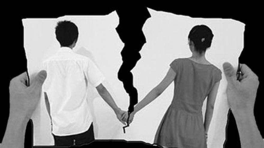 Có với nhau 4 mặt con đã trưởng thành, vợ bỗng đòi ly hôn